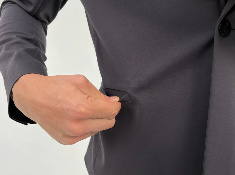 Pourquoi les poches de votre costume sont-elles cousues (et comment les ouvrir correctement) ?